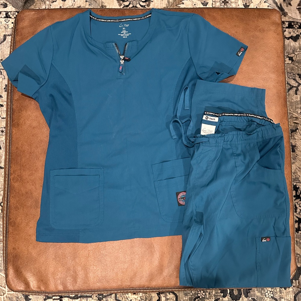 XL Tall Caribbean Blue Women’s Koi Lite Scrub Set